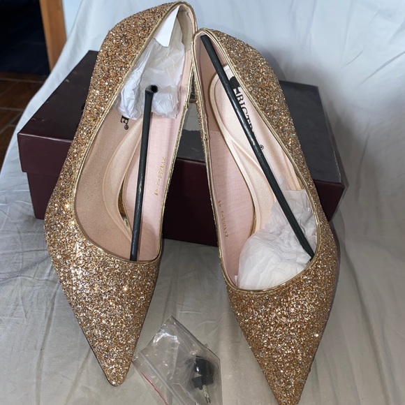 Gold pretty never worn - Picture 2 of 3